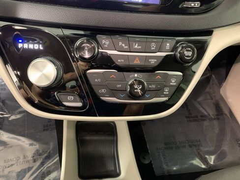 Used 2020 Chrysler Pacifica Touring w/ Advanced Safetytec Group FWD image 25
