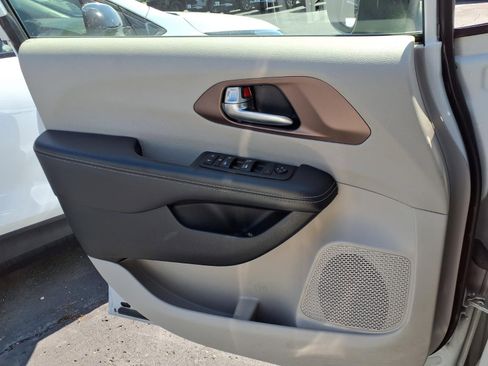 Used 2023 Chrysler Voyager LX FWD image 16