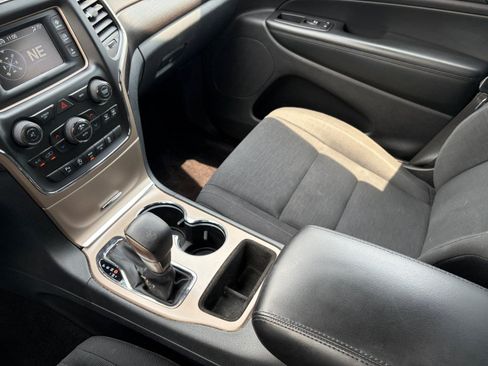 Used 2017 Jeep Grand Cherokee Laredo AWD/4WD image 19