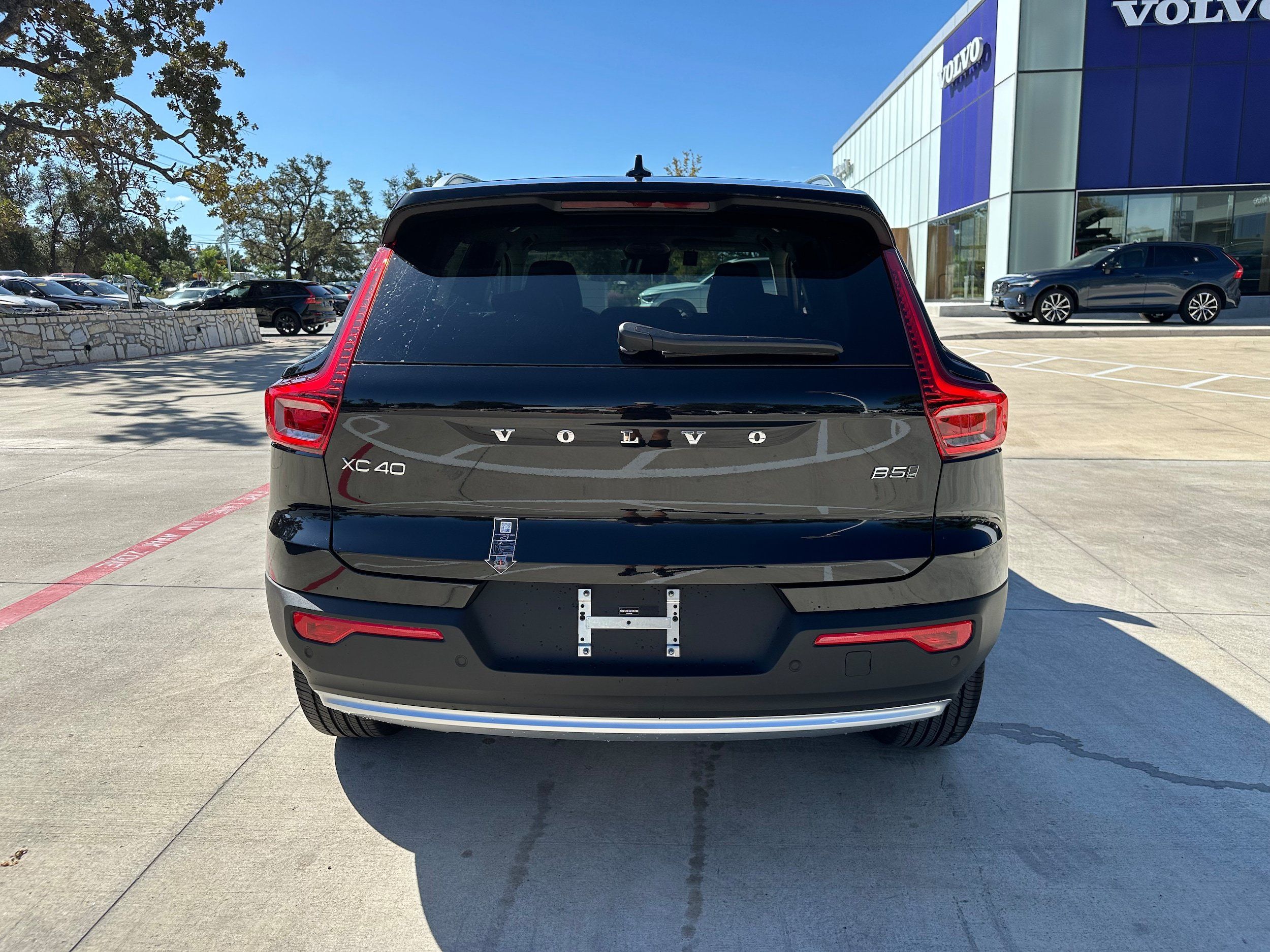Used 2025 Volvo XC40 B5 Plus w/ Protection Package Premier AWD/4WD image 5