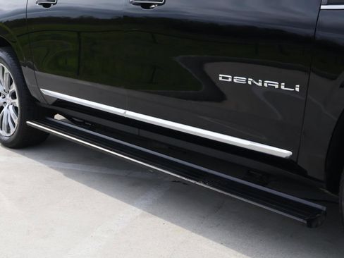 Used 2023 GMC Yukon XL Denali w/ Denali Reserve Package image 8