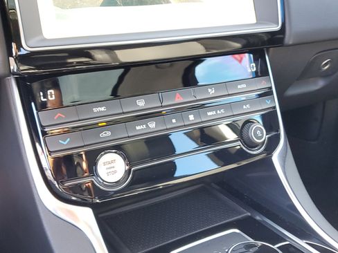 Used 2019 Jaguar XE Premium image 25