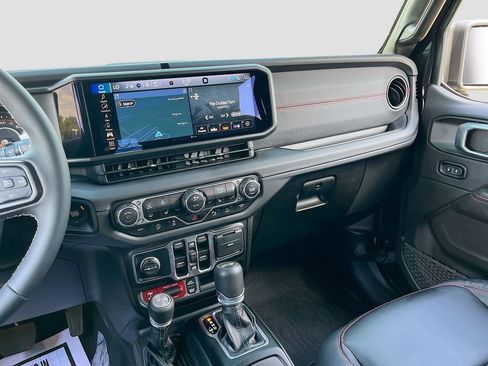 Used 2025 Jeep Wrangler Unlimited Rubicon image 23