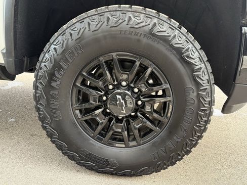 Used 2025 Chevrolet Silverado 2500 ZR2 w/ Technology Package image 13