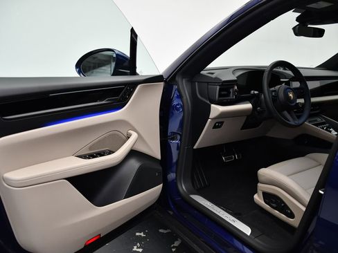 Used 2025 Porsche Macan 4S Electric image 4