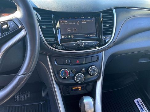 Certified 2022 Chevrolet Trax LT w/ LT Convenience Package image 10