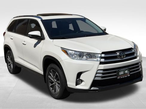 Used 2019 Toyota Highlander XLE AWD/4WD image 3