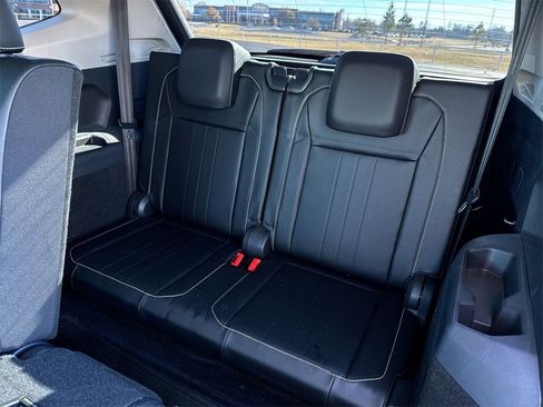 Used 2022 Volkswagen Tiguan SE w/ Panoramic Sunroof Package image 23