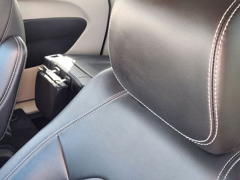 Used 2024 Chrysler Pacifica Touring-L image 16