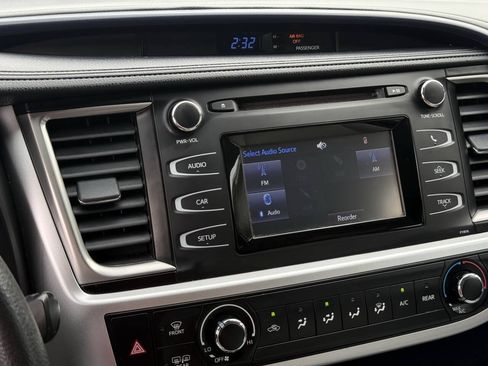 Used 2019 Toyota Highlander LE w/ Carpet Mat Package (TMS) AWD/4WD image 21