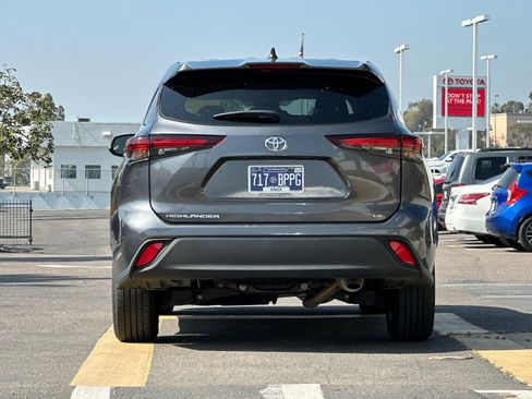Used 2025 Toyota Highlander LE FWD image 4