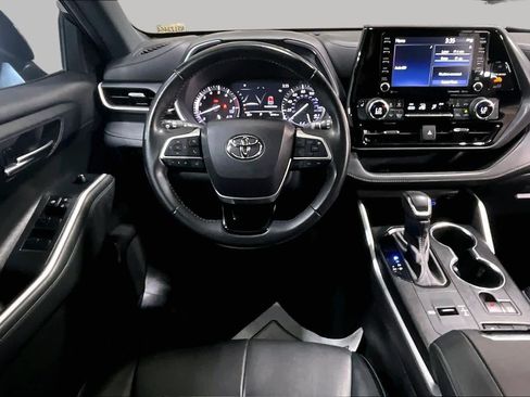 Used 2022 Toyota Highlander XSE FWD image 11