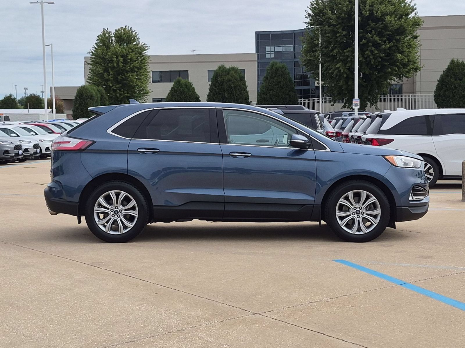 Used 2019 Ford Edge Titanium w/ Cold Weather Package AWD/4WD image 5