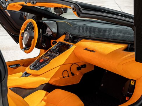 Used 2020 Lamborghini Aventador SVJ AWD/4WD image 2
