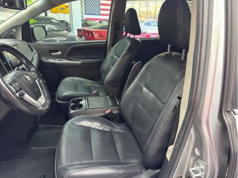 Used 2017 Toyota Sienna SE Premium image 10