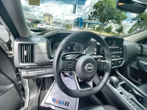 Used 2023 Nissan Pathfinder SL FWD image 10