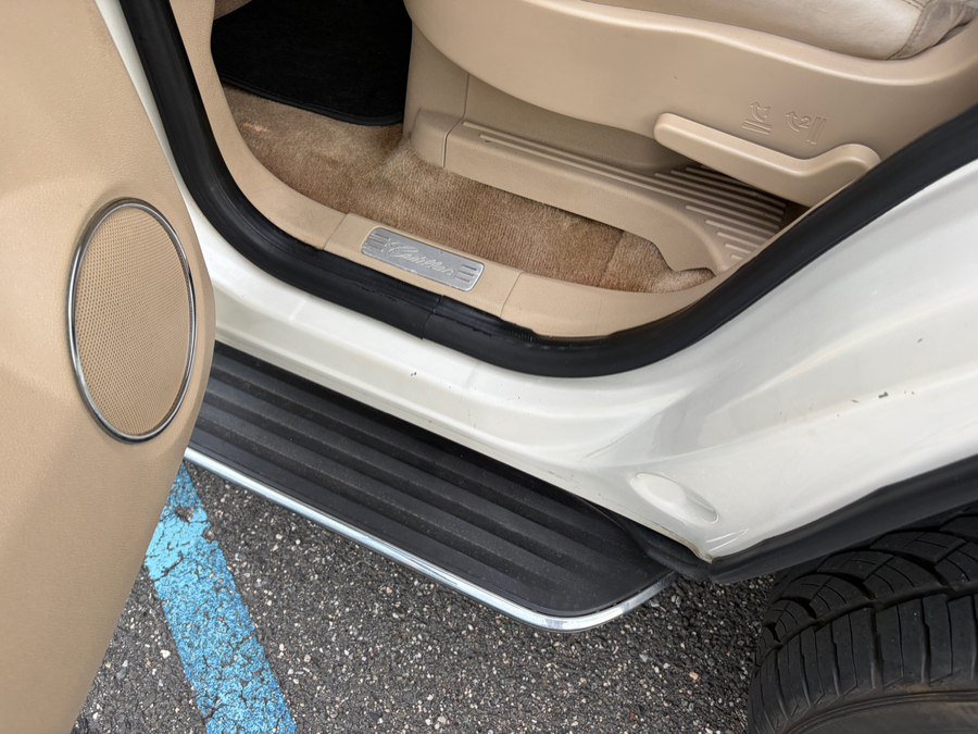 Used 2010 Cadillac Escalade 4WD Hybrid image 30