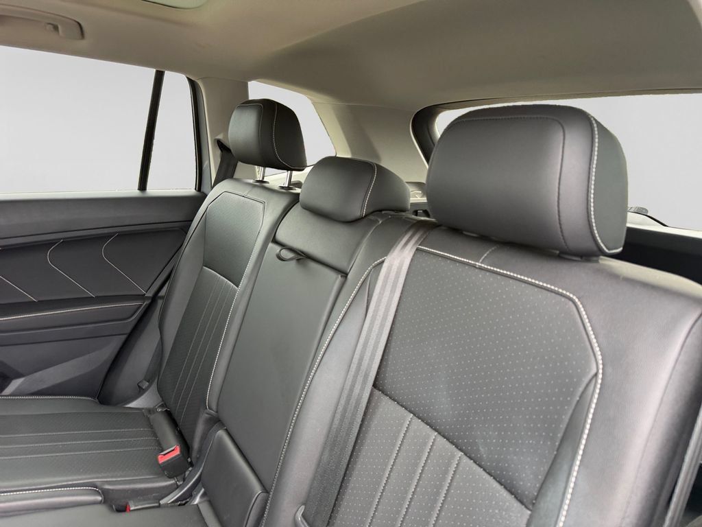 Used 2023 Volkswagen Tiguan SE AWD/4WD image 31