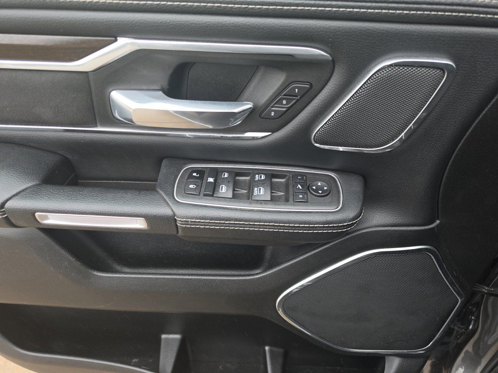 Used 2022 RAM 1500 Laramie AWD/4WD image 16