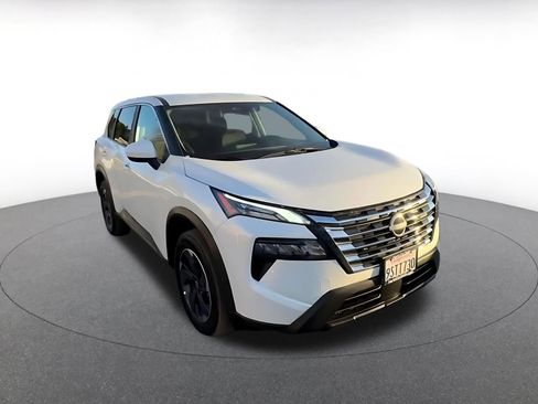 Used 2025 Nissan Rogue SV FWD image 3