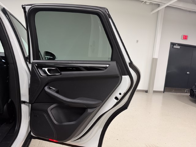 Certified 2026 Porsche Macan AWD/4WD image 33
