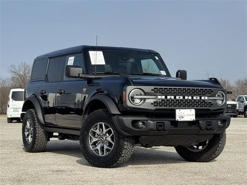 Used 2025 Ford Bronco Badlands image 2