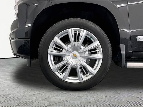 Used 2024 Chevrolet Silverado 1500 High Country w/ High Country Premium Package AWD/4WD image 9