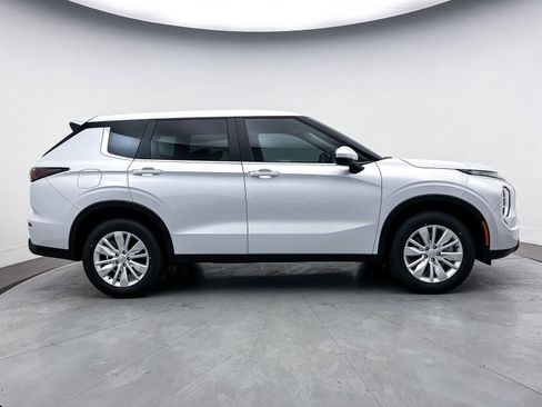 New 2025 Mitsubishi Outlander ES image 8