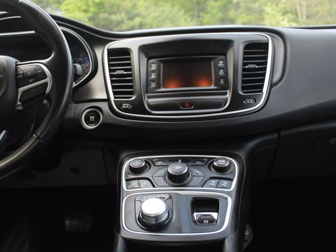 Used 2015 Chrysler 200 Limited w/ Convenience Group image 21