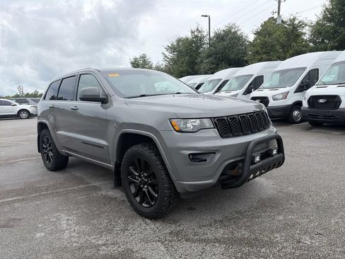 Used 2019 Jeep Grand Cherokee Altitude AWD/4WD image 9