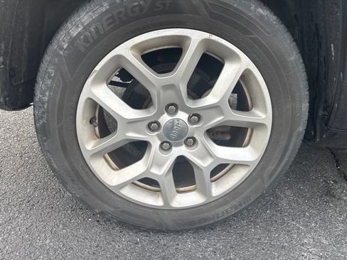 Used 2018 Jeep Renegade Latitude w/ Cold Weather Group AWD/4WD image 9