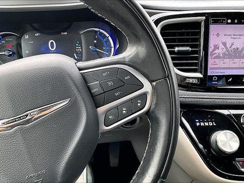 Used 2022 Chrysler Pacifica Touring-L w/ Uconnect Theater Family Group FWD image 36