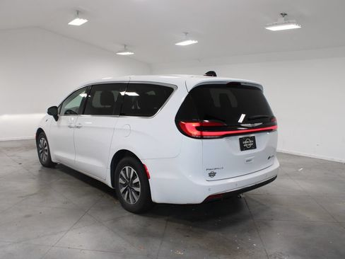 Used 2023 Chrysler Pacifica Touring-L FWD image 7