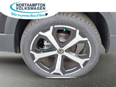 New 2025 Volkswagen Taos SEL image 5
