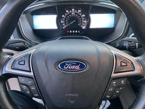 Used 2017 Ford Fusion SE w/ Fusion SE Technology Package image 2