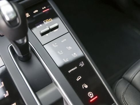 Certified 2025 Porsche Macan AWD/4WD image 27