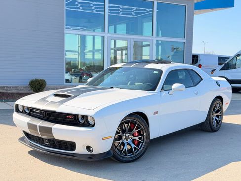 Used 2015 Dodge Challenger SRT w/ Technology Group image 2