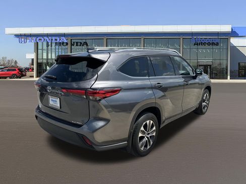 Used 2021 Toyota Highlander XLE AWD/4WD image 4