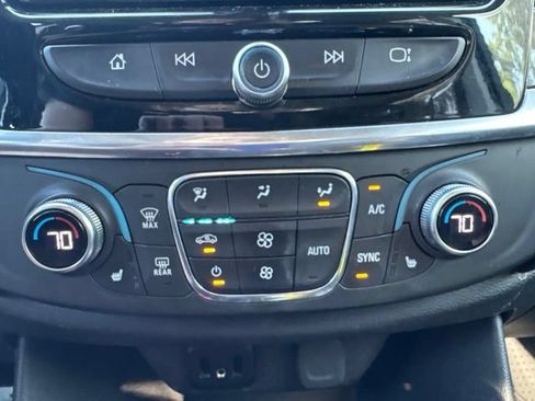 Used 2019 Chevrolet Traverse LT w/ LT Premium Package FWD image 9