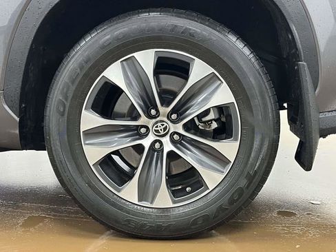 Used 2023 Toyota Highlander XLE AWD/4WD image 11