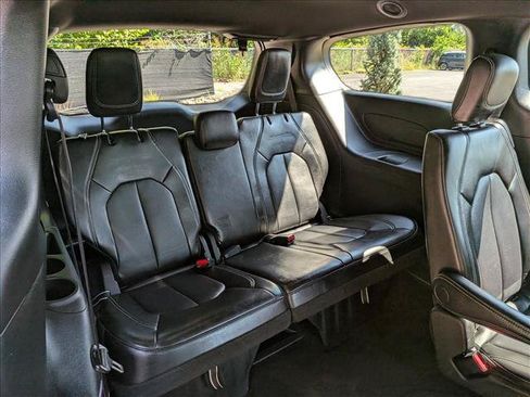 Used 2025 Chrysler Pacifica Select FWD image 17