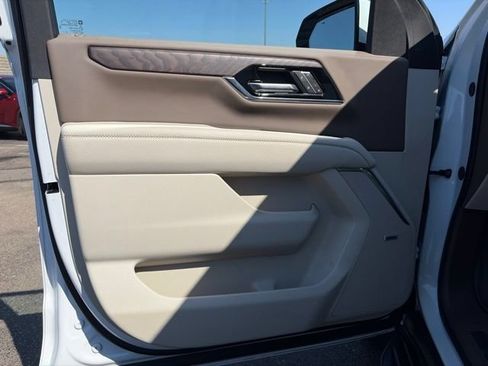 Used 2025 GMC Yukon Denali w/ LPO, Floor Liner Package AWD/4WD image 9