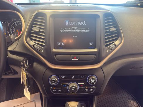 Used 2016 Jeep Cherokee Latitude w/ Cold Weather Group AWD/4WD image 19