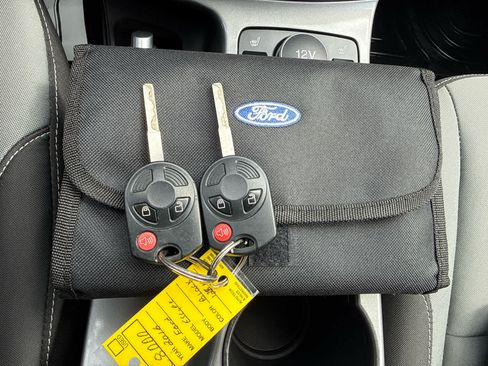 Used 2016 Ford Escape SE w/ SE Cold Weather Package AWD/4WD image 23
