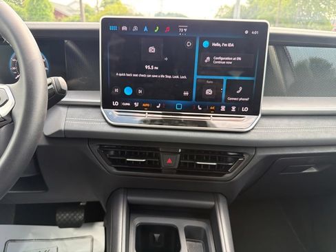 Used 2025 Volkswagen Tiguan SE AWD/4WD image 20