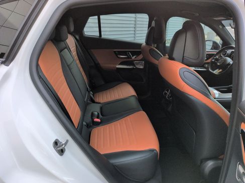 Used 2024 Mercedes-Benz GLC 300 4MATIC image 29