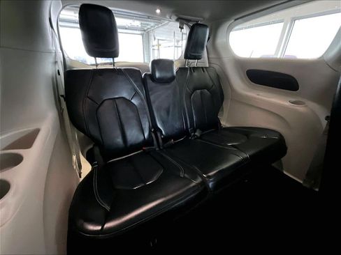 Used 2023 Chrysler Pacifica Touring-L FWD image 17