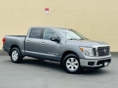 Used 2018 Nissan Titan SV image 2