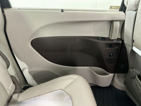 Used 2019 Chrysler Pacifica Touring-L Plus w/ Advanced Safetytec Group FWD image 27