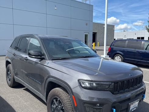 Used 2025 Jeep Grand Cherokee Trailhawk w/ Advanced Protech Group II AWD/4WD image 3